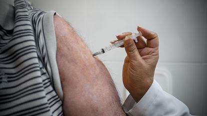 Morador de Serrana, no interior de São Paulo, é vacinado contra a covid-19.