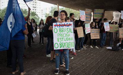 Serenna Perugia, estudante de Meteorologia na Universidade de São Paulo, sustenta um cartaz na que põe