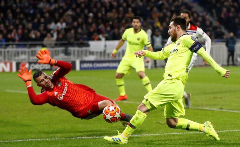 Goleiro Lopez sai abafando chute de Messi na França.