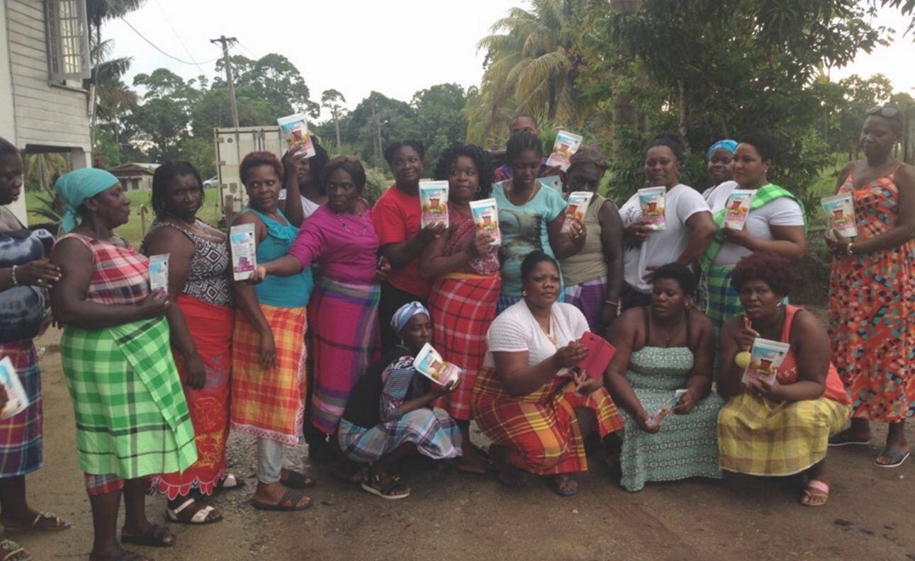 Un grupo de mujeres del pueblo de Kapisekele (Surinam) mostrando orgullosas sus productos empaquetados, elaborados a base de yuca.
