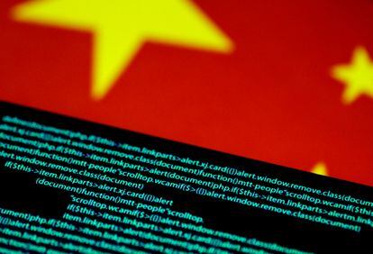 Código de computador em uma tela junto a uma bandeira da China.