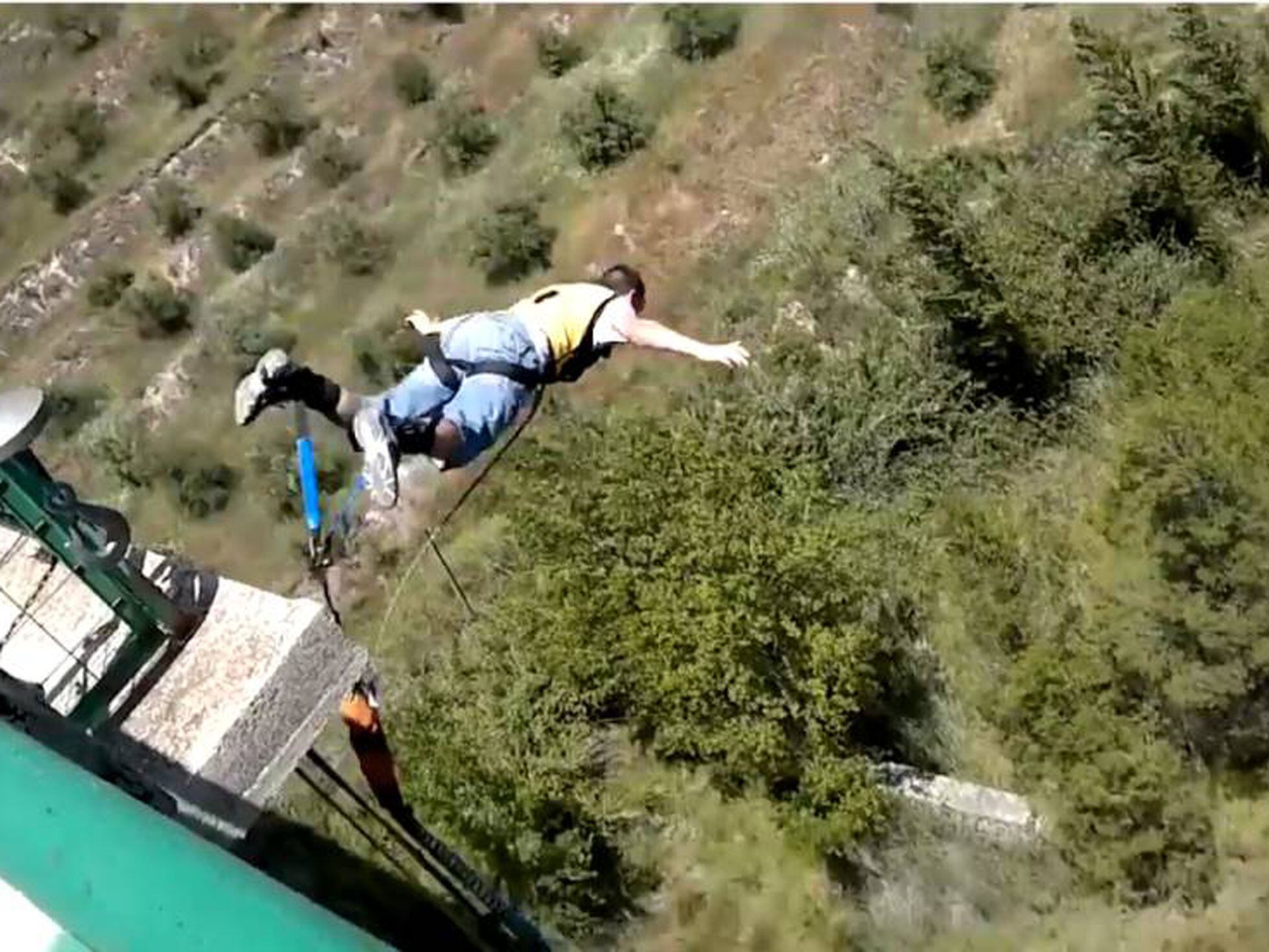 Homem cai de paraquedas logo após salto no Recreio; vídeo Jornal