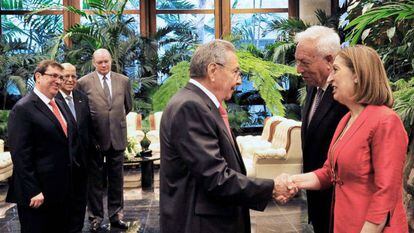 O presidente de Cuba, Raul Castro, recebe os ministros espanhóis José Manuel García Margallo e Ana Pastor em abril deste ano