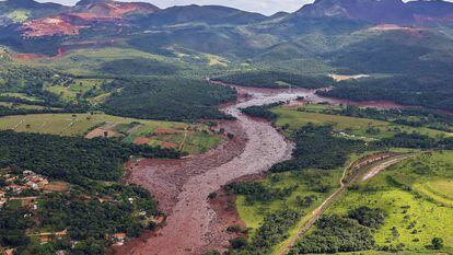 Vista aérea da devastação em Brumadinho. Ao fundo, a Serra Três Irmãos.