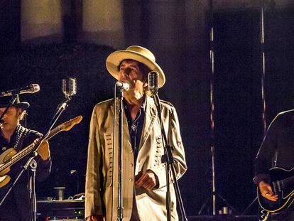 O cantor e poeta Bob Dylan durante apresentação em Barcelona.