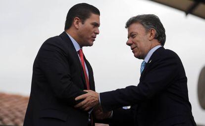 O presidente Santos cumprimenta o ministro da Defesa.