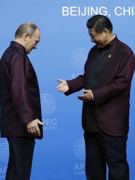 O presidente da China, Xi Jinping saúda Valdimir Putin, na cúpula da APEC.