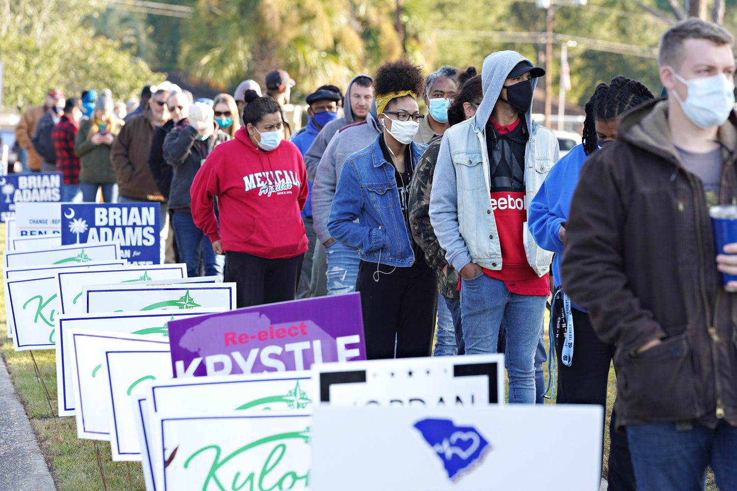 Cidadãos aguardam em longa fila para votar, nesta terça-feira, em um colégio eleitoral de North Charleston, na Carolina do Sul (EUA).