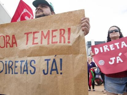 Manifestantes participam de protesto contra o presidente Michel Temer em Brasília.