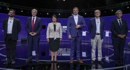 Seis dos sete candidatos à presidência do Chile participam do último debate televisivo em Santiago, em 15 de novembro.