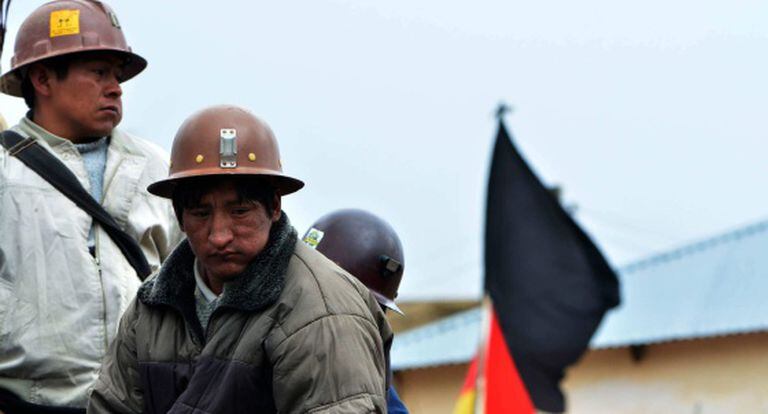 Mineiros bloqueiam estrada entre Oruro e Cochabamba.