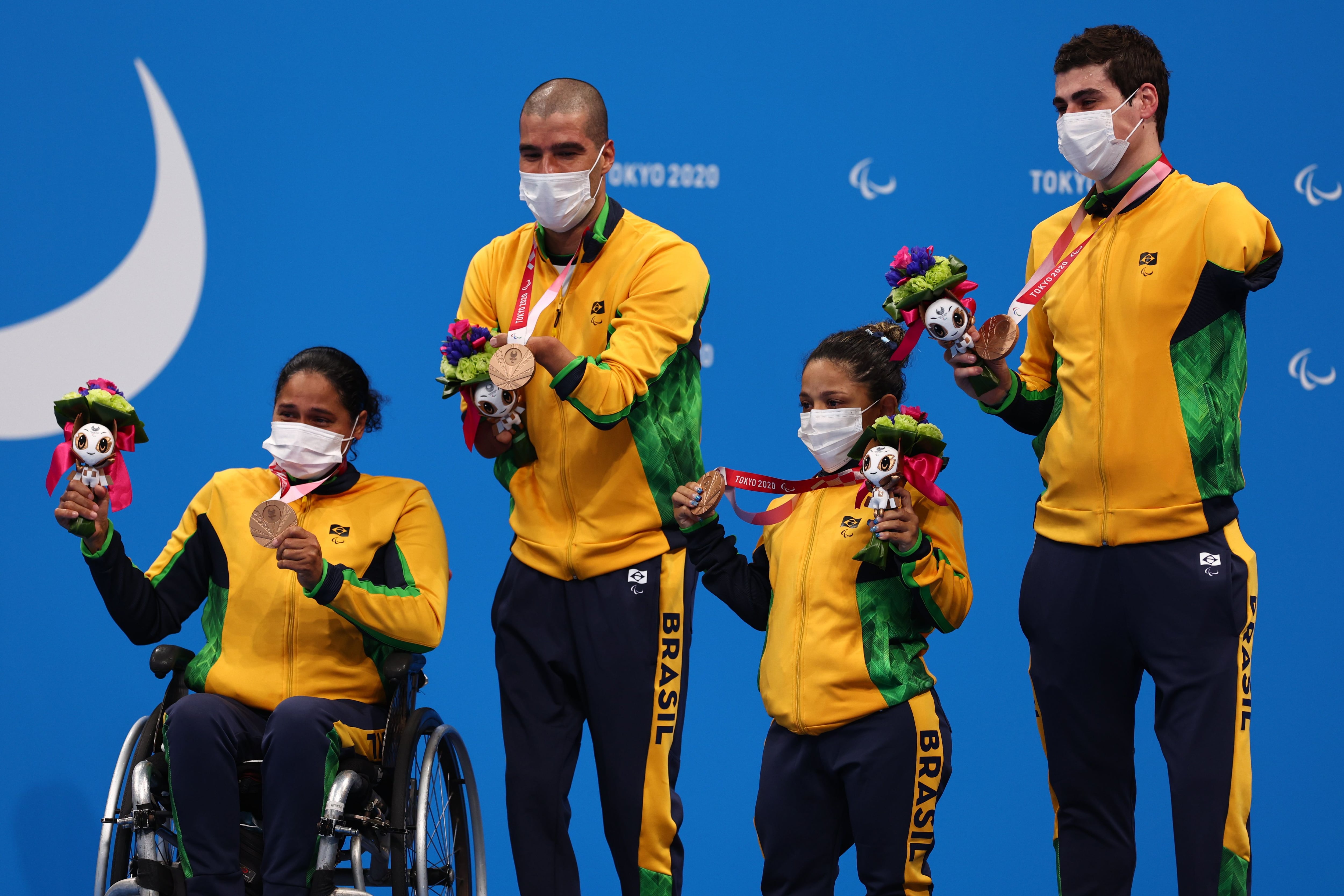 Patrícia, Daniel, Joana e Talisson no pódio com a medalha de bronze.