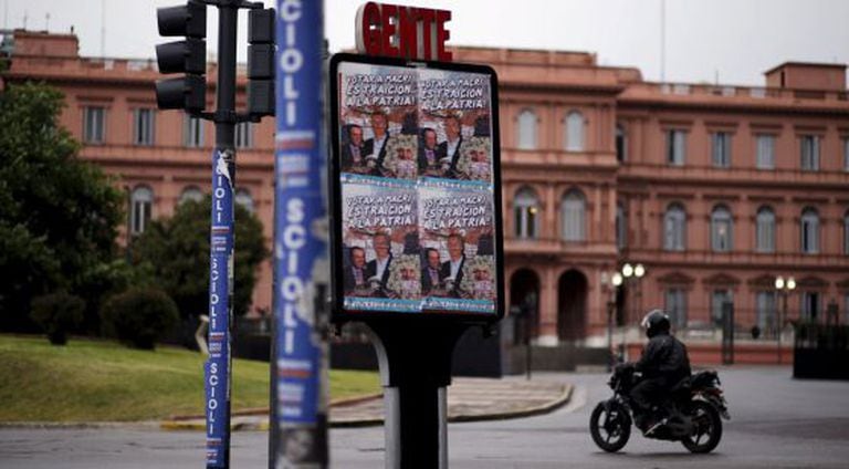 Cartazes contra o candidato Macri e a favor de Scioli em frente a Casa Rosada, em Buenos Aires.