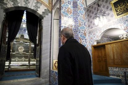 Recep Tayyip Erdogan entra na mesquita do Sultão Eyup na segunda-feira, depois de confirmada sua vitória nas eleições.