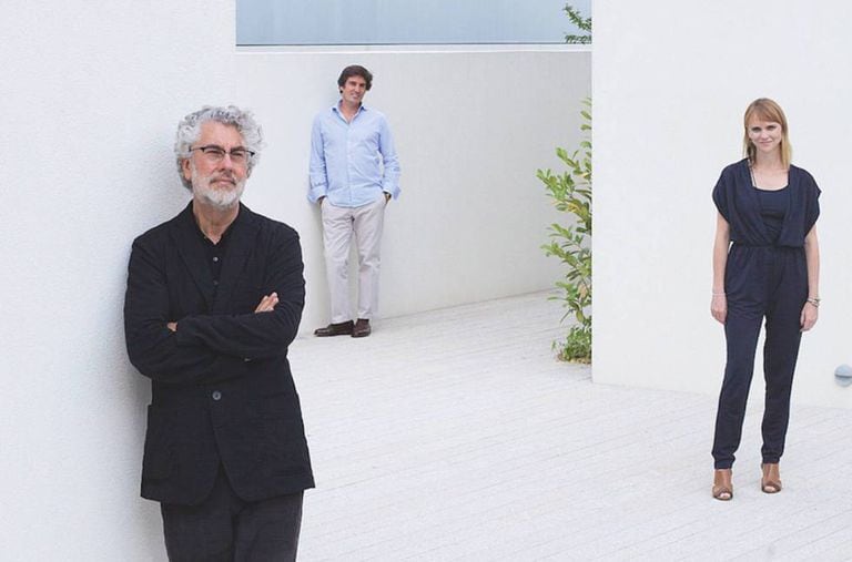 O arquiteto Marcio Kogan, em primeiro plano, com sua equipe.
