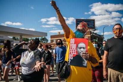 Manifestantes em Minneapolis protestam contra a reabertura forçada da cidade, em uma área conhecida como George Floyd Square, em homenagem ao homem afro-americano asfixiado por um policial em 20 de maio.