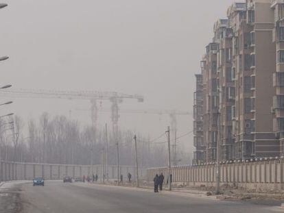 Periferia de Pequim sob uma nuvem de poluição, no dia 14 de fevereiro.