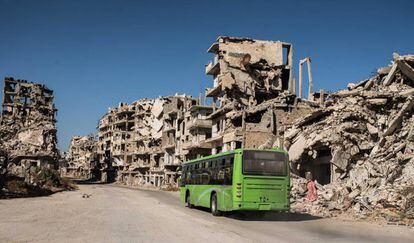 Um ônibus público que atende às famílias que retornaram para o bairro de Khaldie, em Homs.
