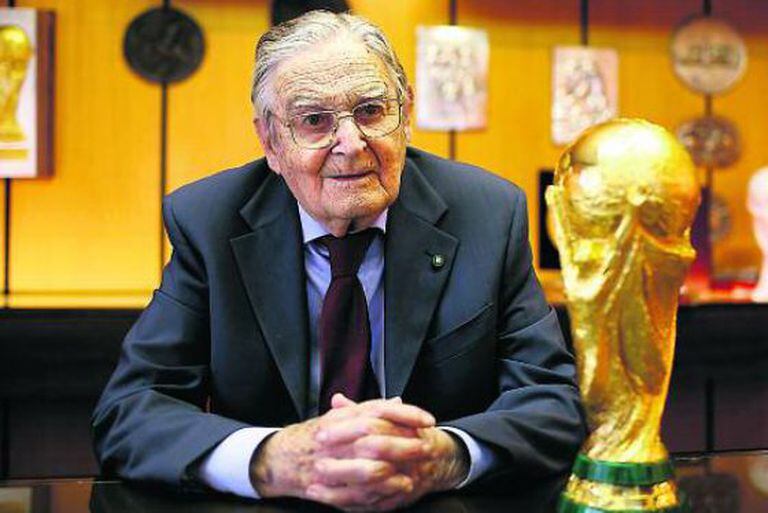 Silvio Gazzaniga posa com o troféu da Copa do Mundo.