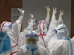 Las medidas extremas de autoprotección ayudaron a frenar la expansión del virus entre el personal médico de Wuhan.