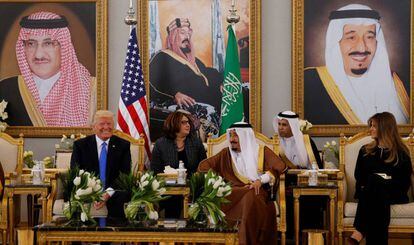 O rei Salman, da Arábia Saudita, entre Donald Trump e Melania Trump.
