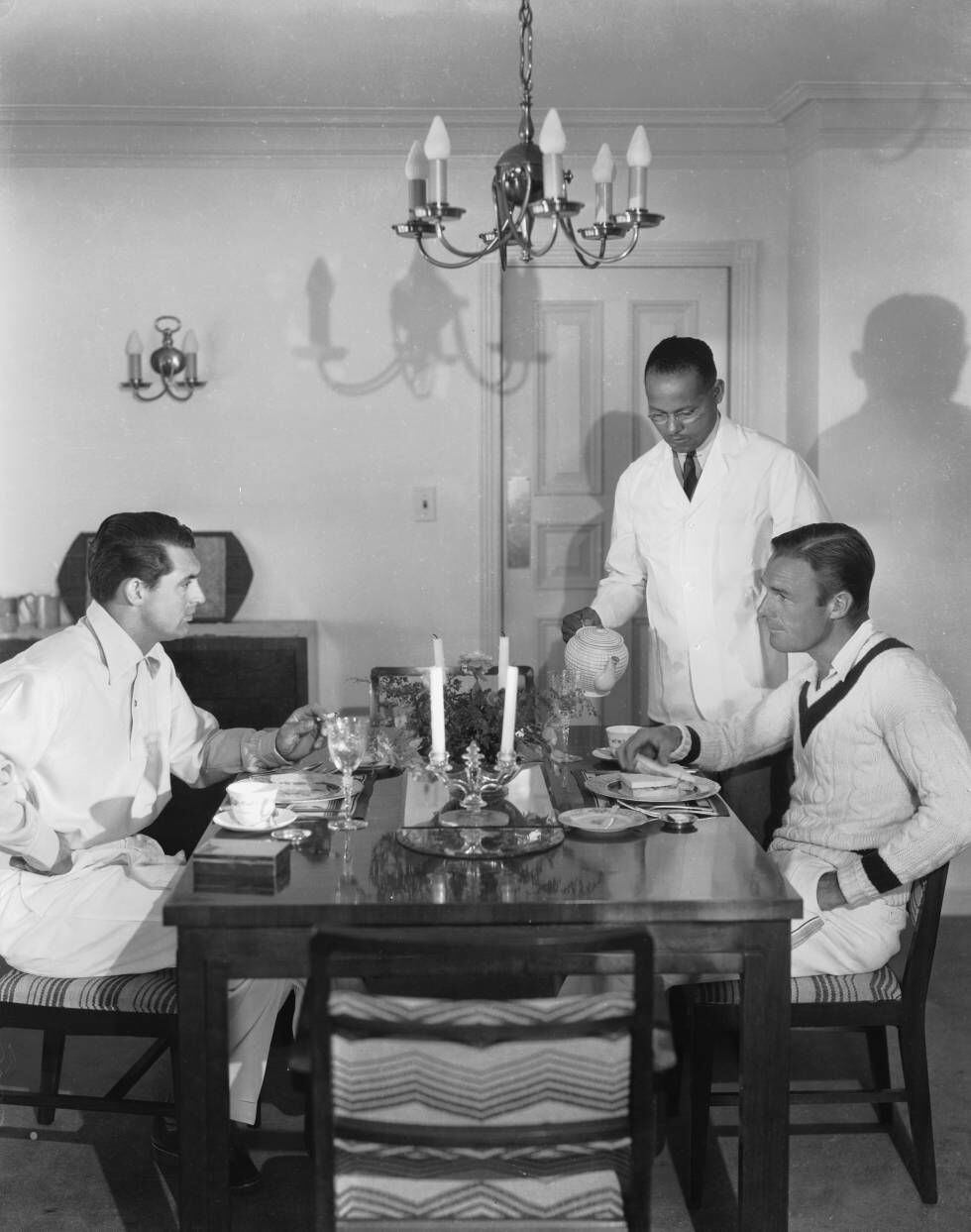 Cary Grant e Randolph Scott jantam na sala de sua casa em Santa Monica.