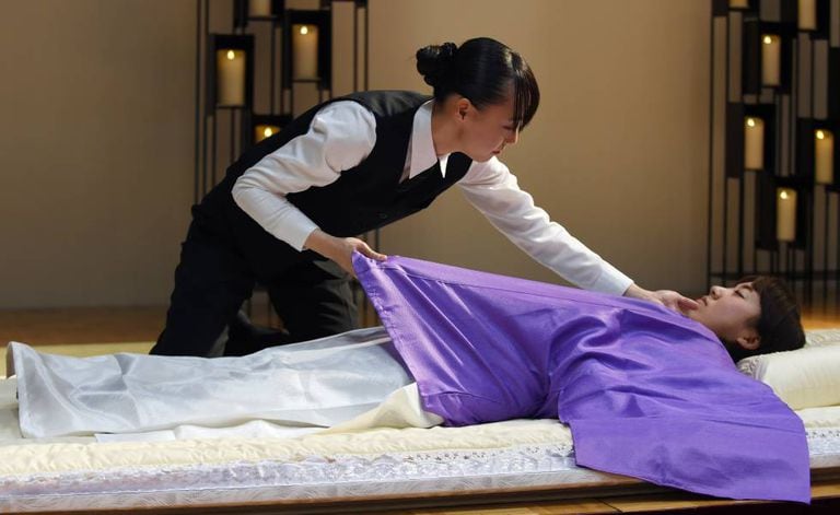 Uma experiente japonesa em tanatopraxia em um congresso sobre a indústria funeraria em 2015 em Tóquio.