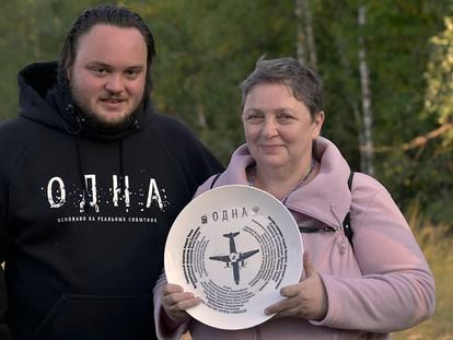 A sobrevivente do voo 811, Larisa Savitskaya, e o diretor do filme 'Odna', Dmitri Suvorov, em 2020.