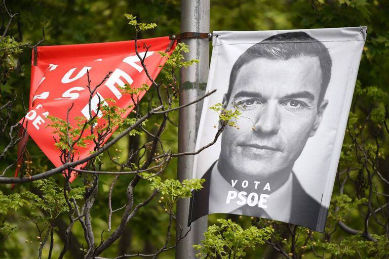 Pôster de campanha do primeiro ministro espanhol e candidato do Partido Socialista (PSOE) Pedro Sanchez.