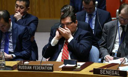 Membro da delegação russa fala por celular durante uma Assembleia da ONU, em Nova York.