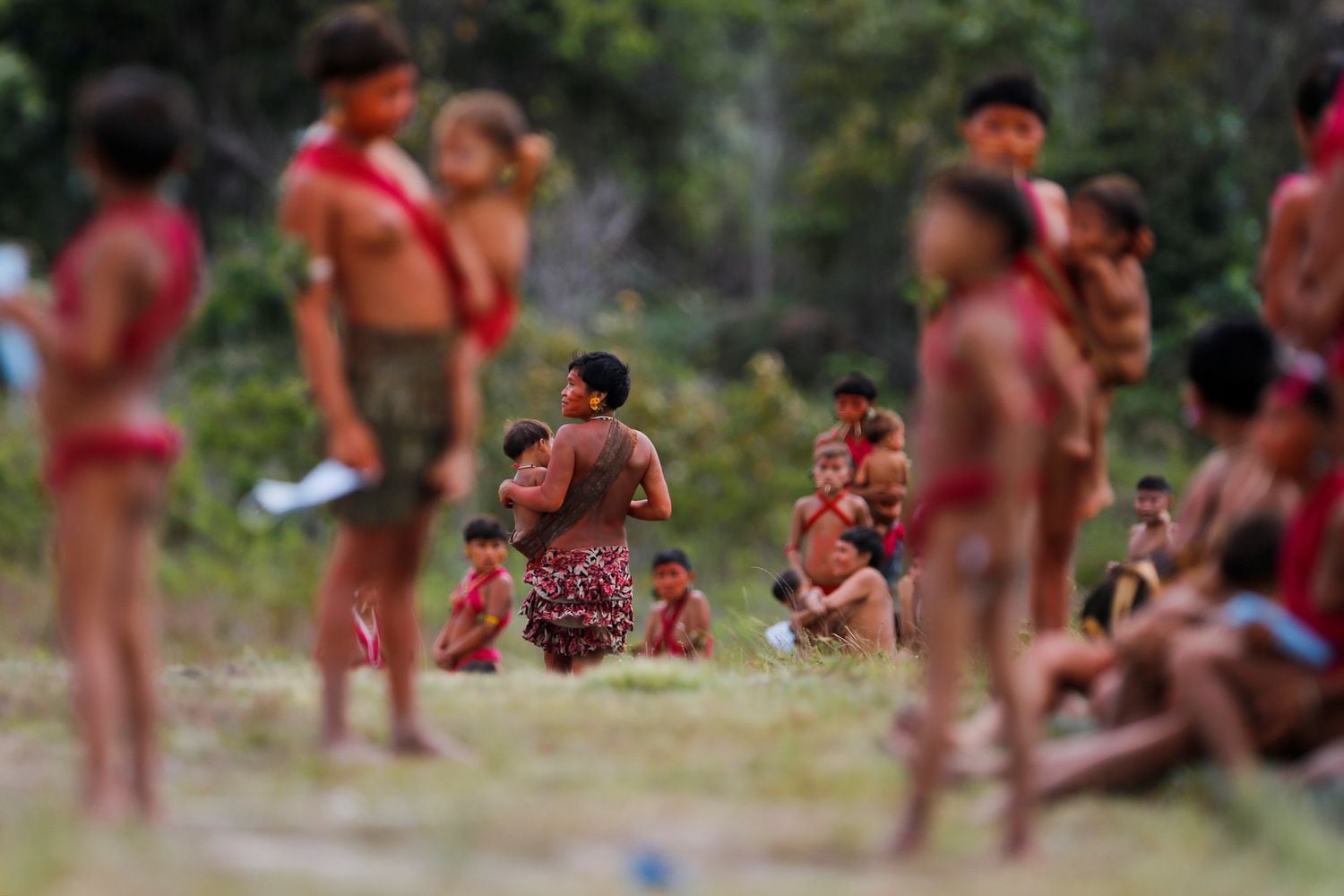 Mães Yanomami com suas crianças em Surucucu, Roraima, em julho de 2020.
