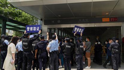 Um grupo de pessoas se reúne para protestar em frente à sede da Evergrande em Shenzhen, sudeste da China, no dia 16.
