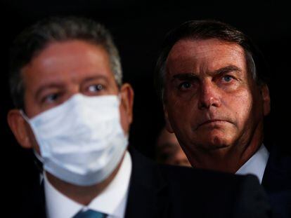 Presidente da Câmara dos Deputados, Arthur Lira, fala próximo ao presidente da República, Jair Bolsonaro, durante conferência no Congresso em Brasília em fevereiro deste ano.