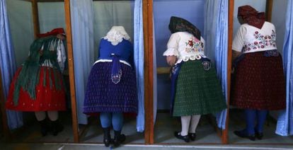 Mulheres húngaras votam em um colégio eleitoral perto de Budapeste.