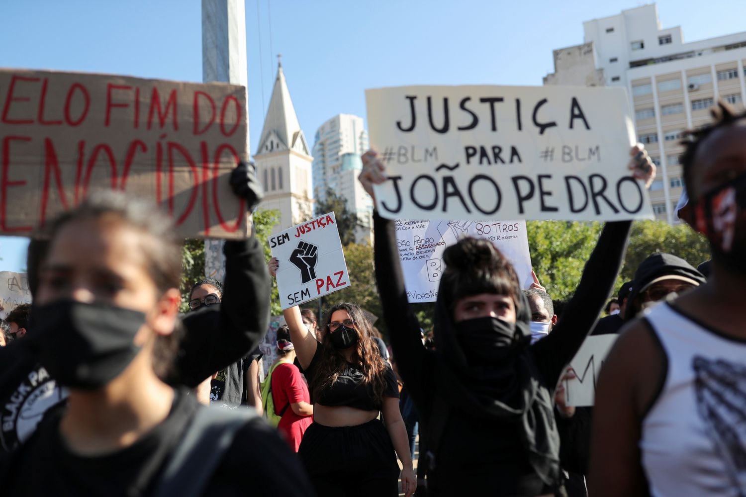 Manifestantes protestam contra o racismo e o Governo Bolsonaro em São Paulo.