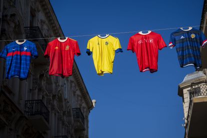 Camisas de França, Espanha, Suécia, Suíça e Escócia em Baku, Azerbaijão, uma das sedes do torneio.