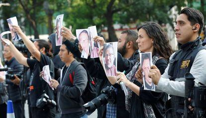 Um grupo de jornalistas protesta no México contra o assassinato de Javier Valdez.