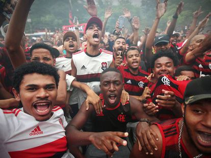 Torcedores do Flamengo se despedem do time no Rio de Janeiro.