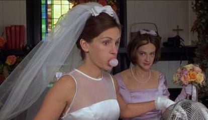 Julia Roberts tramando, con chiclete na boca, sua fuga matrimonial em 'Noiva em Fuga' (1999). Já possuía experiência na vida real.