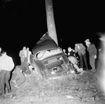 O carro de Camus após o acidente que o matou, em 4 de janeiro de 1960.