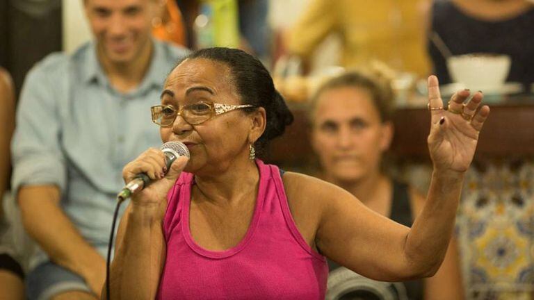 Dona Lindacy Menezes no debate na Garagem das Letras, dia 1º de fevereiro