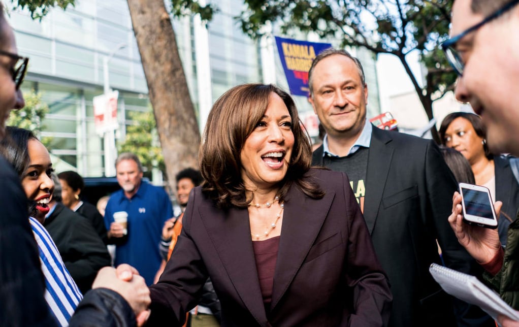 Kamala Harris e seu esposo em um evento democrata em San Francisco há dois anos.