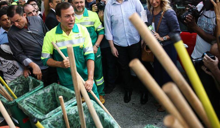 O prefeito de São Paulo João Doria vestiu-se de gari no dia 2 de janeiro.