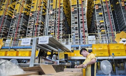 Funcionário da Suning na área onde os produtos são separados por unidades e guardados em estantes robotizadas de 24 metros de altura.