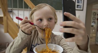 Assistir desenhos no celular ao comer é prática cada vez mais comum entre crianças