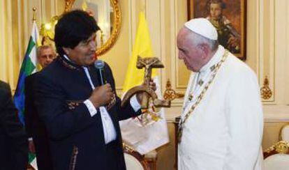 Evo Morales, entregando o presente ao Papa. Efe/Agencia Boliviana de Información EFE