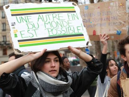 Jovem segura placa dizendo "um outro fim do mundo é possível" em protesto da Juventude pelo Clima na Antuérpia, Bélgica.
