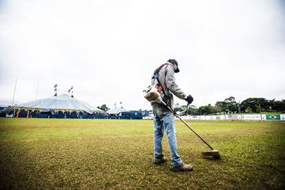Funcionário cuida do gramado no centro de treinamento, que fica ao lado de um circo na zona Sul de São Paulo.