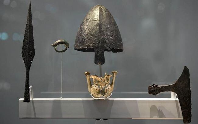 Armas e mandíbula vikings na exposição do British Museum dedicada aos antigos escandinavos.