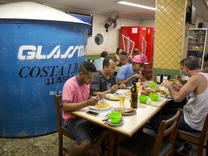 Clientes de restaurante de S&atilde;o Paulo dividem espa&ccedil;o com reservat&oacute;rio de &aacute;gua.